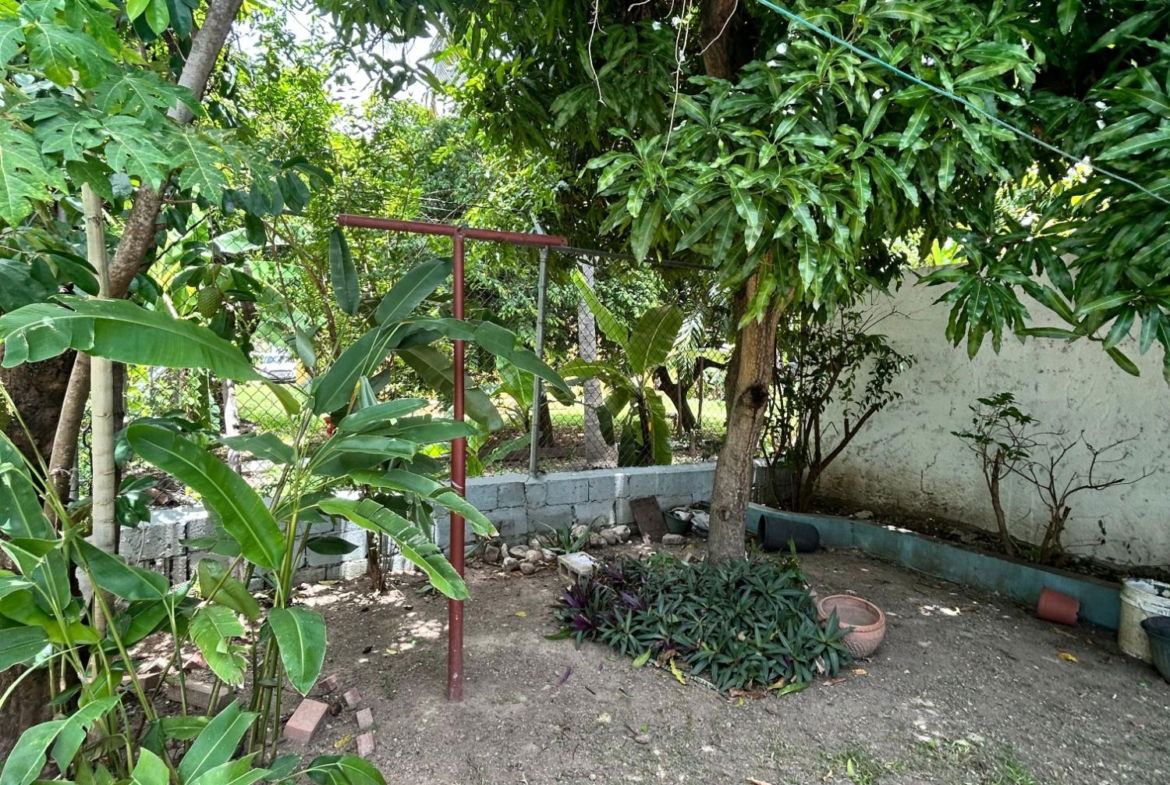 Tenth image of 25 Bronx Avenue in Kingston 6, St. Andrew, Jamaica - property is For Sale