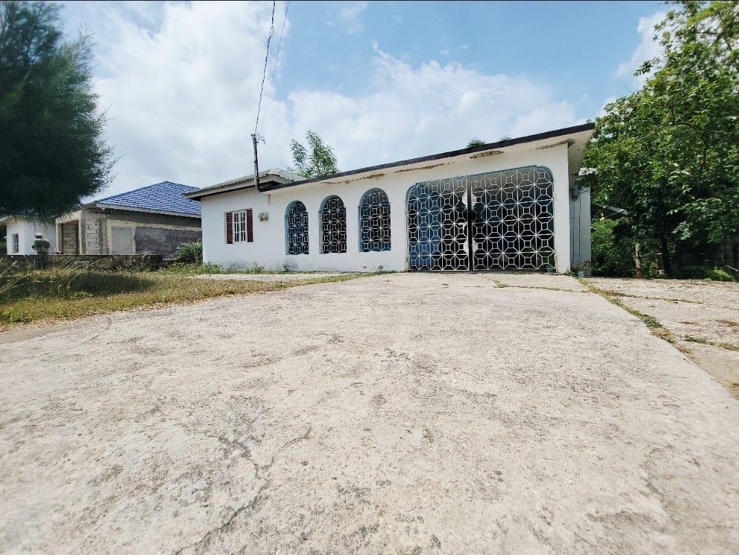 Charming-3-Bedroom-Home-for-Sale-in-Avon-Park-St.-Catherine-Jamaica Fourth image of Avondale Drive in Spanish Town, St. Catherine, Jamaica - property is For Sale