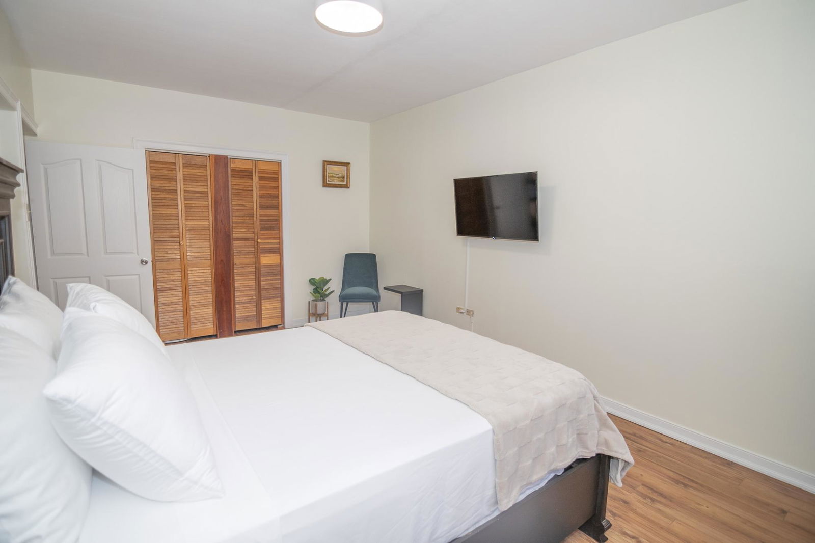 Furnished-2-Bedroom-Apartment-for-Sale-in-Kingston-6-Ottawa-Manor Second image of 14-9 9 Ottawa Avenue in Kingston 6, St. Andrew, Jamaica - property is For Sale