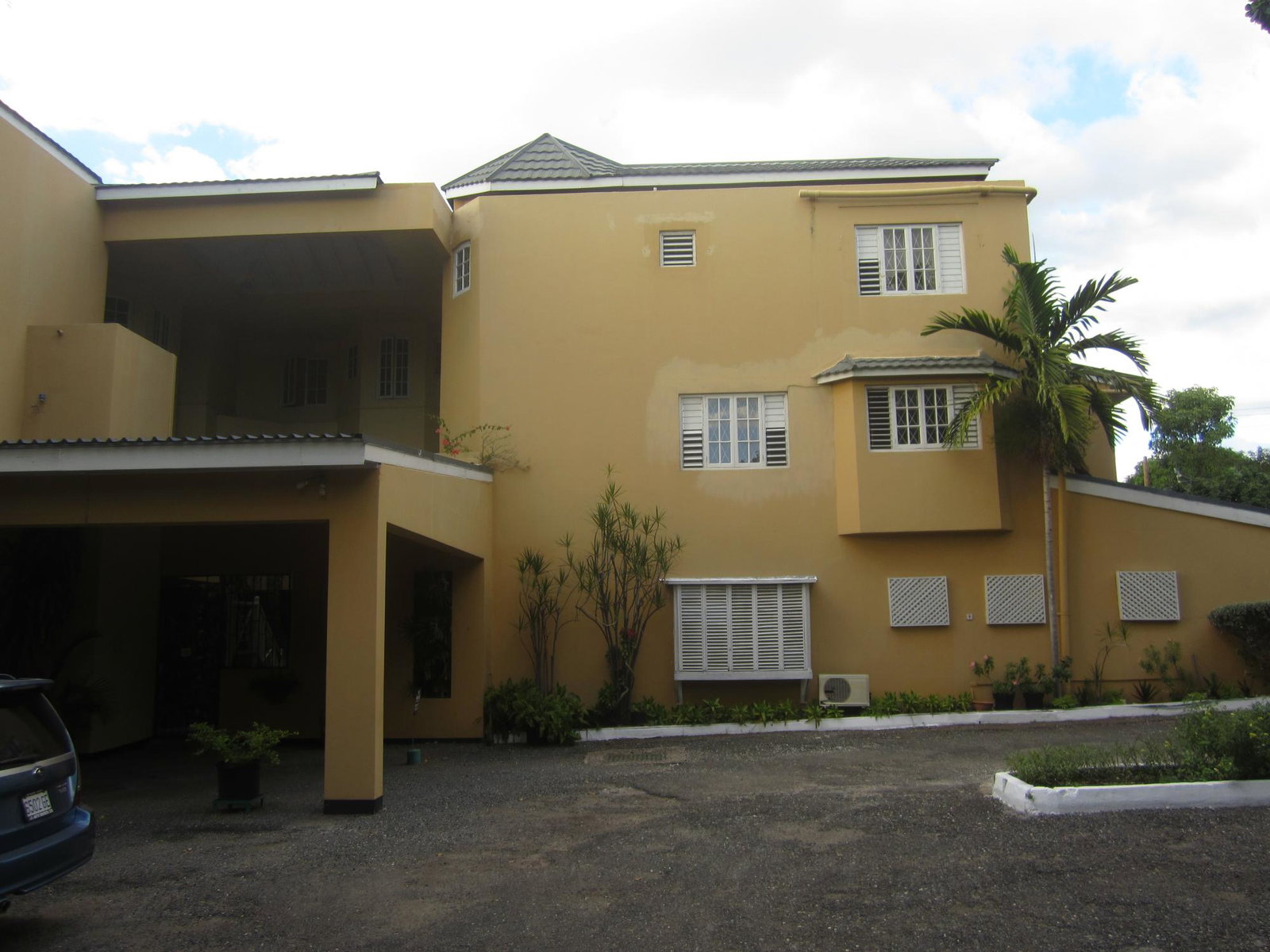 Spacious-2-Bedroom-Apartment-for-Rent-at-Devon-Lodge-St.-Andrew-Jamaica Second image of 6-11b Devon Manor Waterloo Road in Kingston 10, St. Andrew, Jamaica - property is For Rent