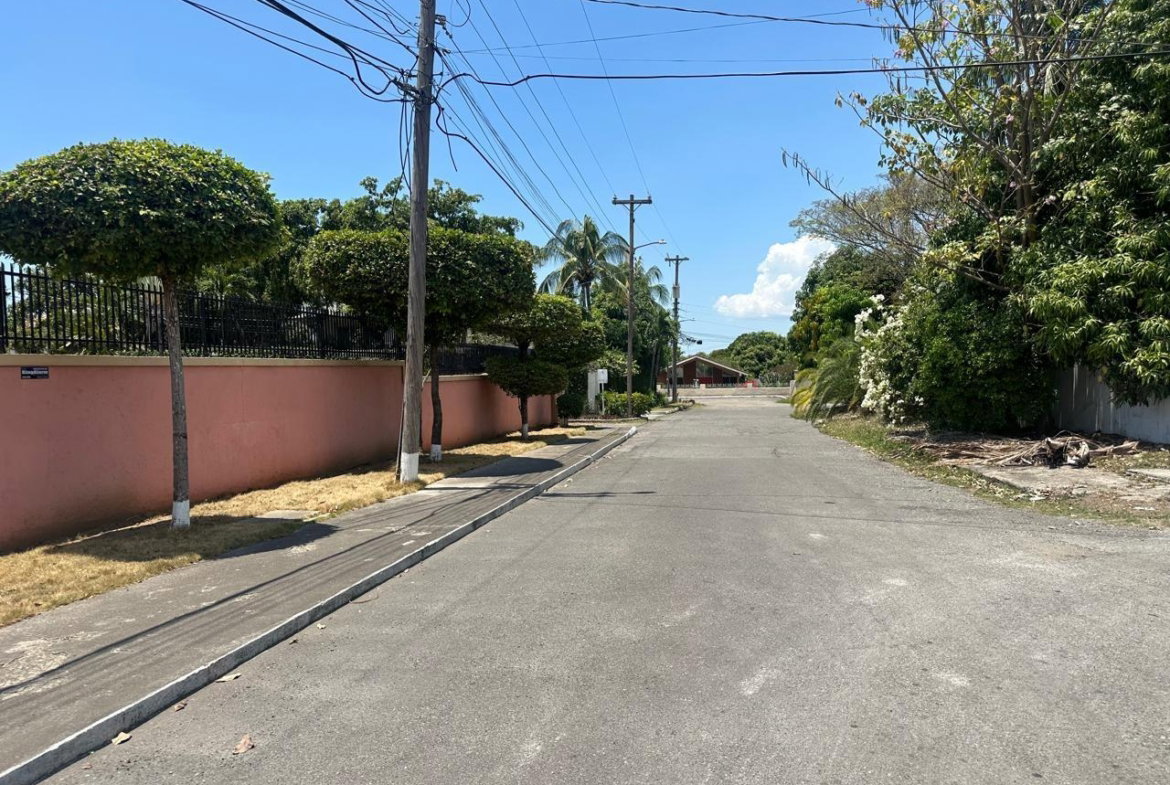 Second image of 5 Linstone Crescent, Kingst in Kingston 10, St. Andrew, Jamaica - property is For Rent