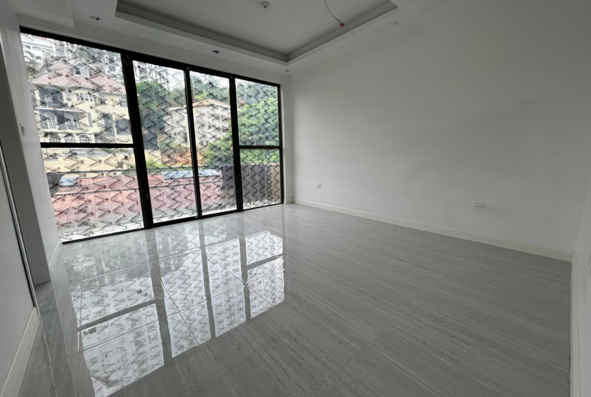 Eleventh image of Th-a3-2 Lipscombe Ave in Kingston 9, St. Andrew, Jamaica - property is For Sale