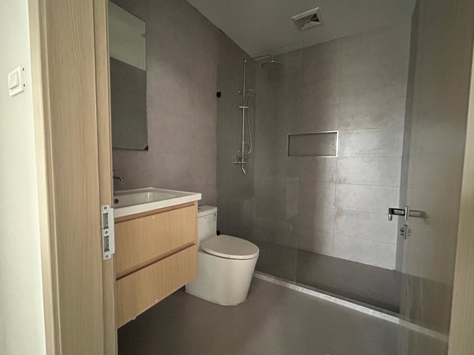 Seventeenth image of 402-2 Somerton Avenue in Kingston 6, St. Andrew, Jamaica - property is For Sale