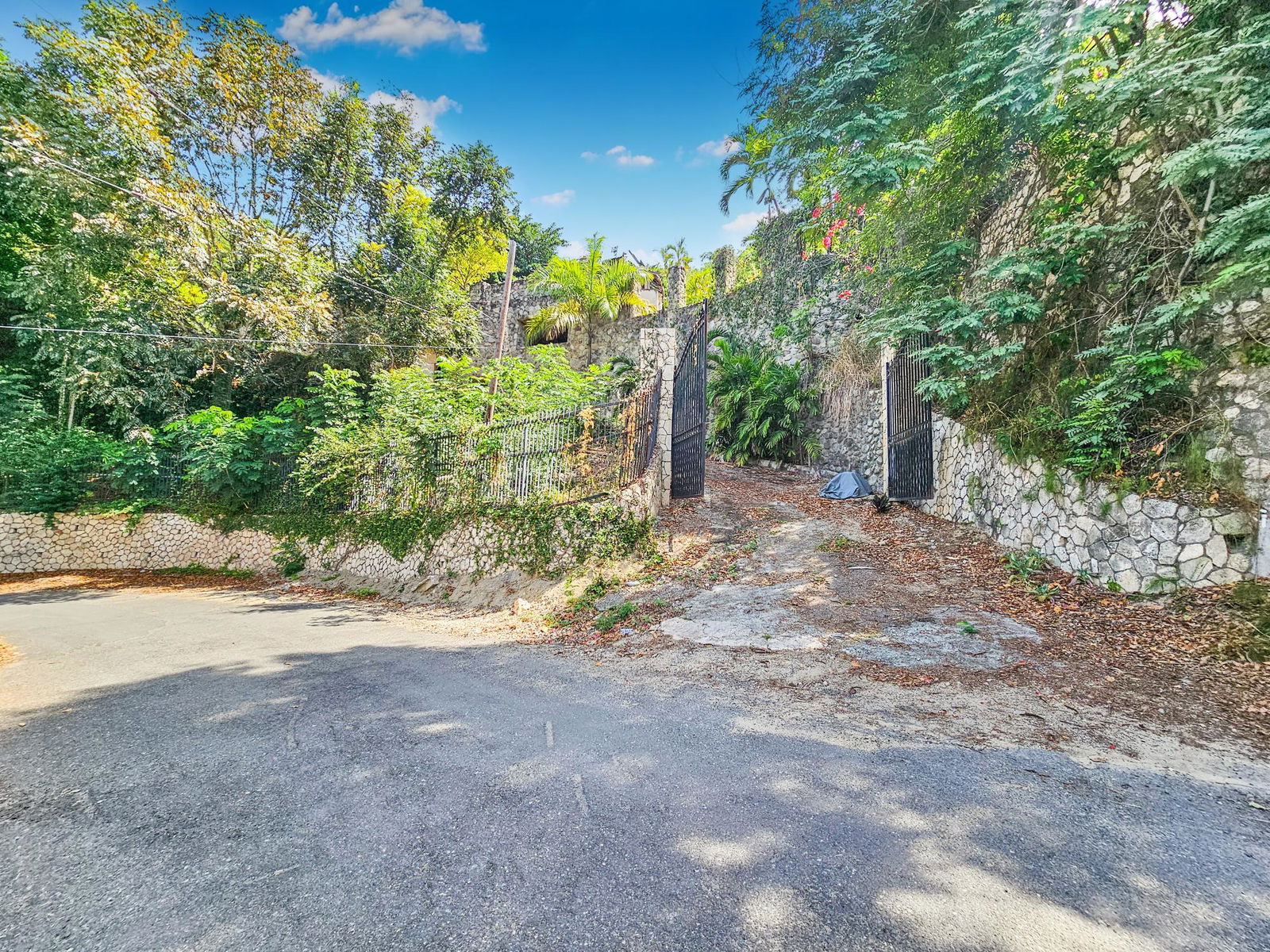 Prestigious-Jacks-Hill-Custom-Residence-for-Sale-–-Panoramic-Views-0.80-Acres-St.-Andrew-Jamaica Eleventh image of 6 Ridgeway in Kingston 6, St. Andrew, Jamaica - property is For Sale