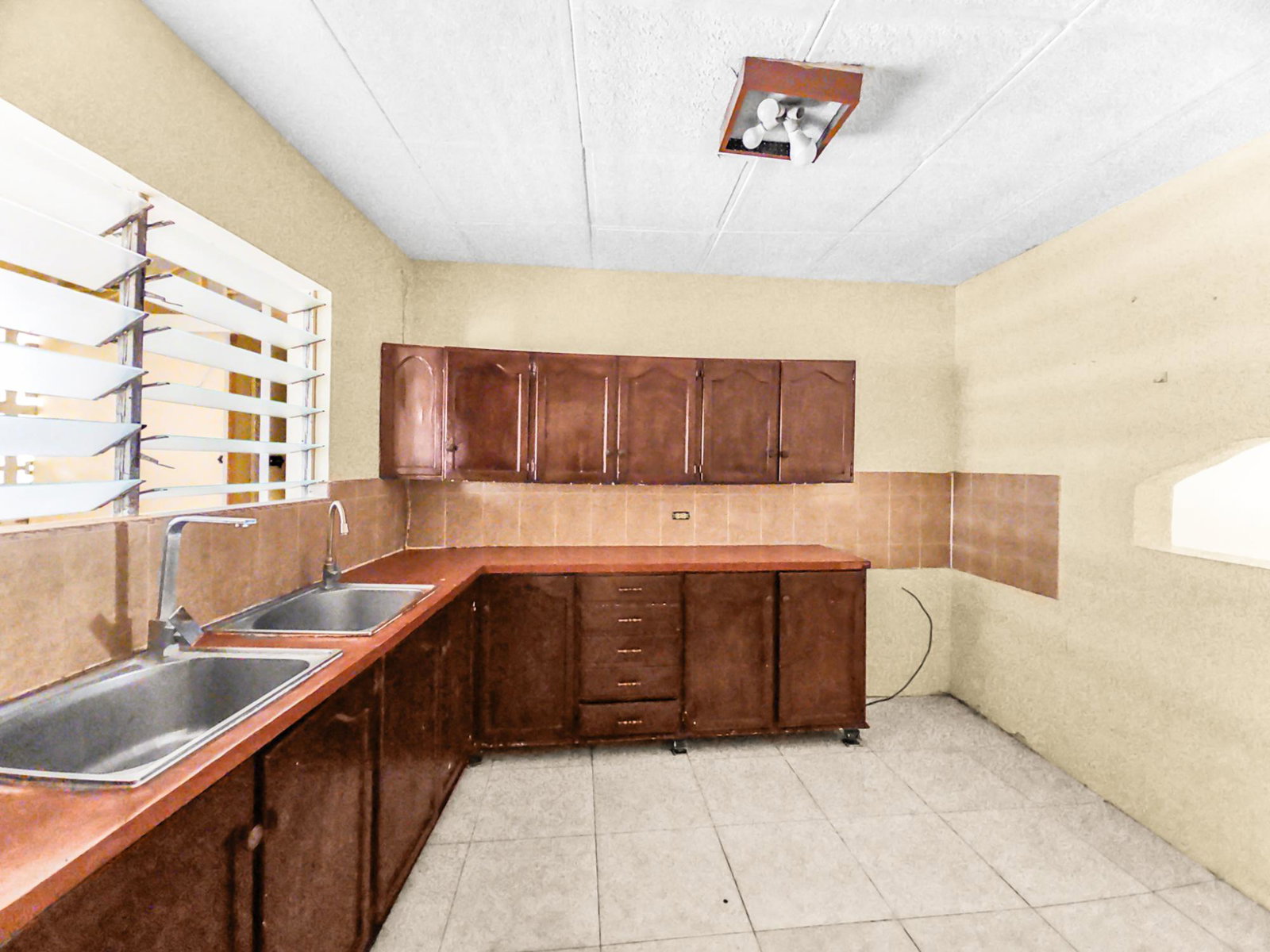Spacious-5-Bedroom-Multifamily-Home-for-Sale-in-Havendale-Kingston-St.-Andrew Twelfth image of 31 Chevy Chase in Kingston 19, St. Andrew, Jamaica - property is For Sale
