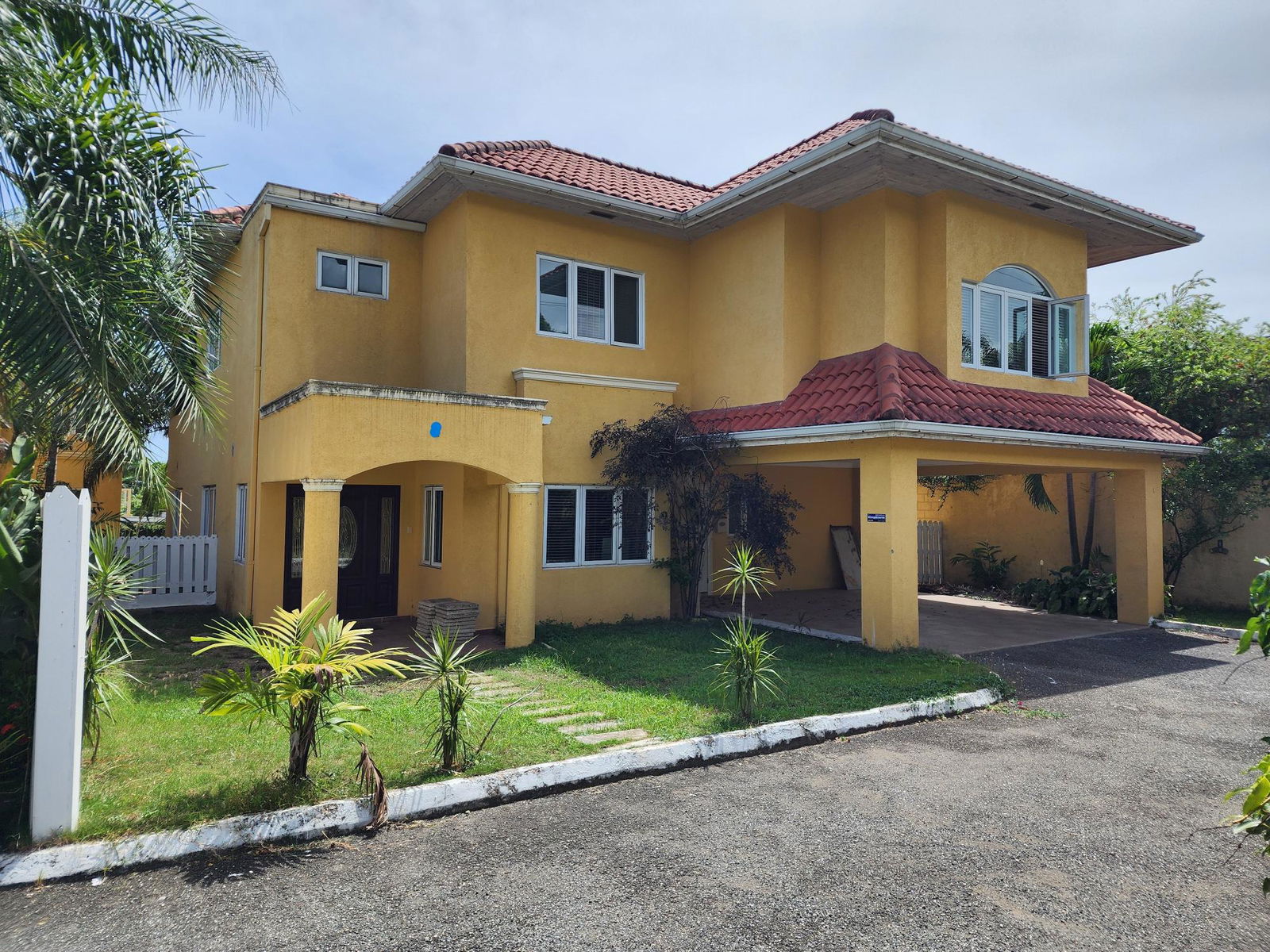 Spacious-5-Bedroom-Townhouse-For-Sale-in-St.-Andrew-Jamaica-11-19-21-Farringdon-Drive Second image of 11-19-21 Farringdon Drive in Kingston 6, St. Andrew, Jamaica - property is For Sale