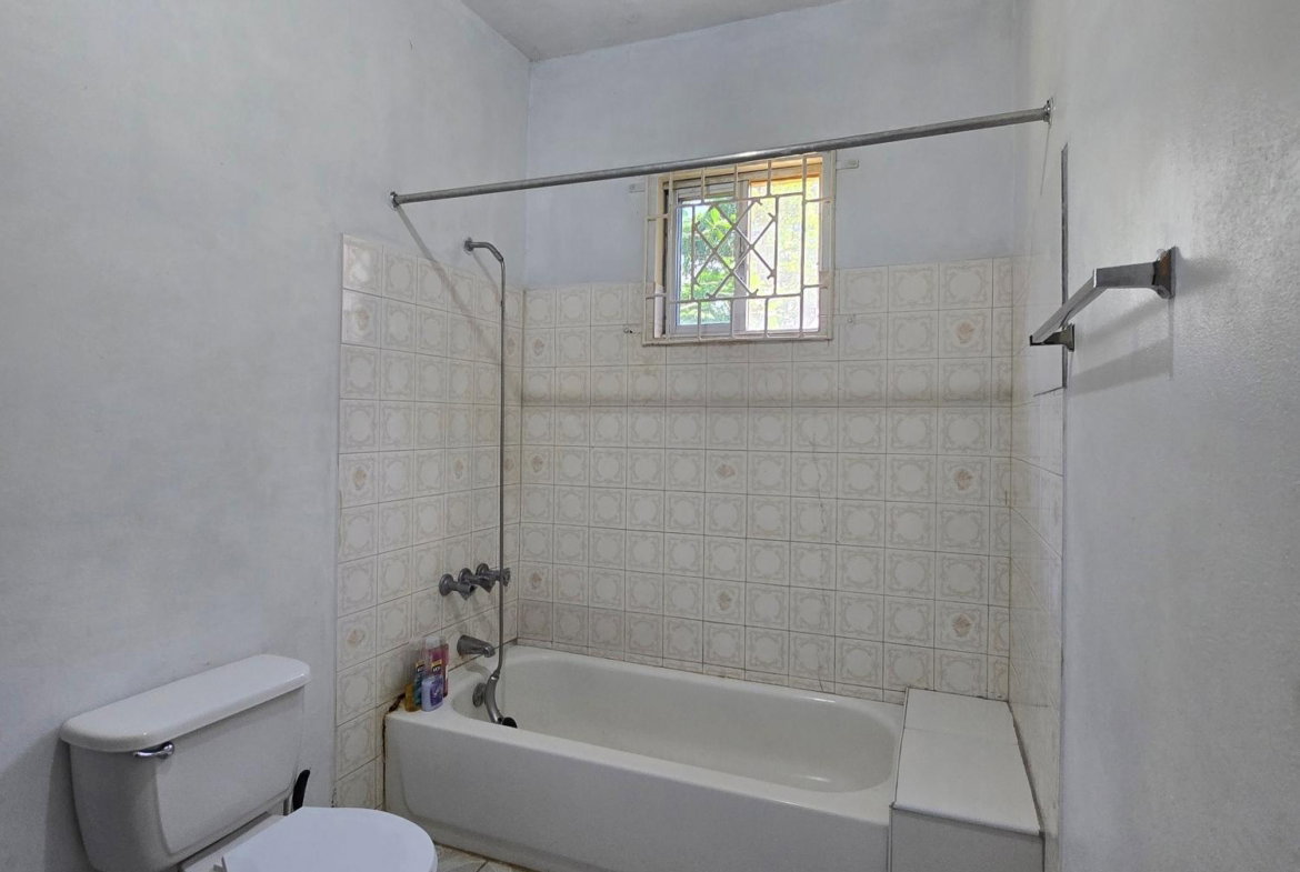 Seventeenth image of Jericho District, Linst in Linstead, St. Catherine, Jamaica - property is For Sale