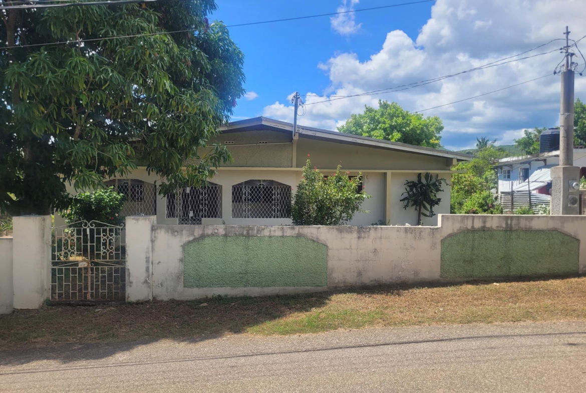 5-Bed-4-Bath-Two-Family-House-for-Sale-in-Denbigh-Clarendon-Jamaica Second image of Denbigh in Denbigh, Clarendon, Jamaica - property is For Sale