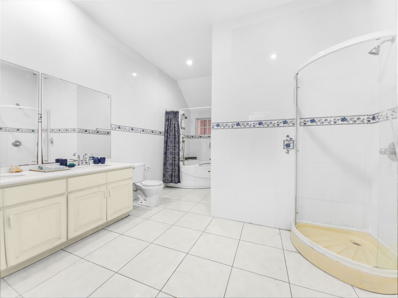 Sixteenth image of 6a-9 Roseneath Avenue in Kingston 6, St. Andrew, Jamaica - property is For Sale