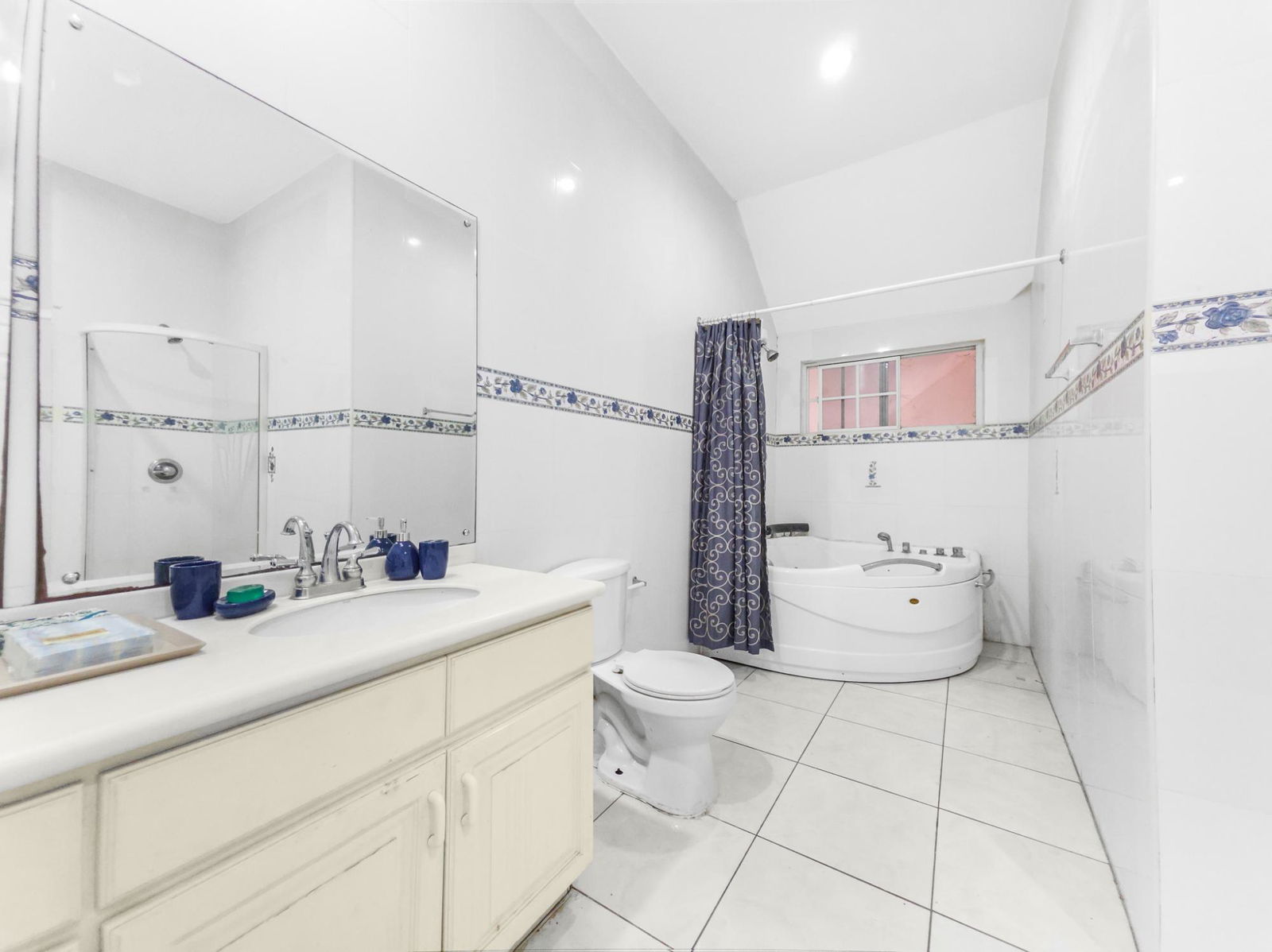 Seventeenth image of 6a-9 Roseneath Avenue in Kingston 6, St. Andrew, Jamaica - property is For Sale
