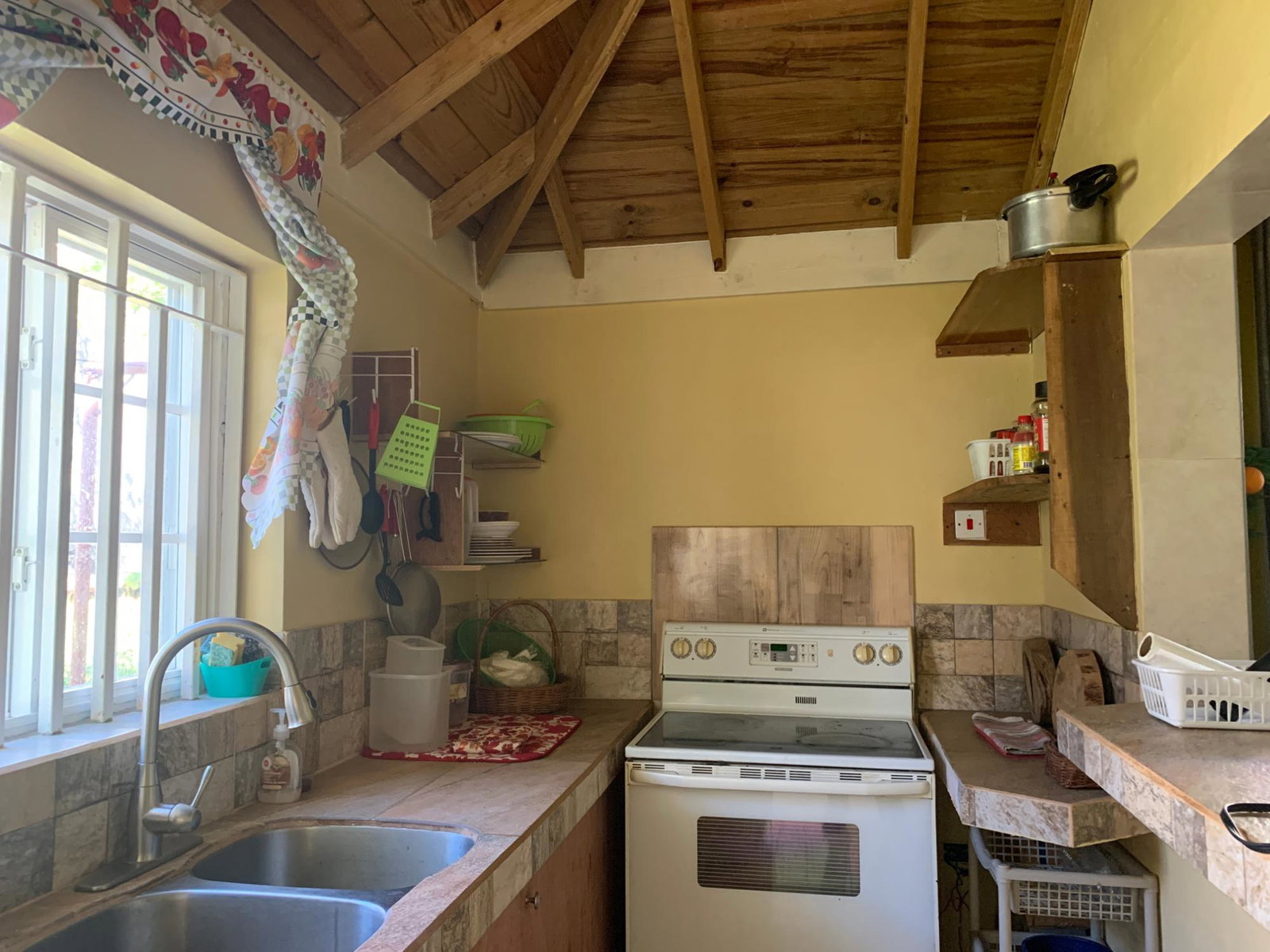 Furnished-3-Bedroom-Townhouse-for-Rent-in-Great-Pond-Ocho-Rios-St.-Ann Fifth image of 41- Seaview Heights in Great Pond, St. Ann, Jamaica - property is For Rent