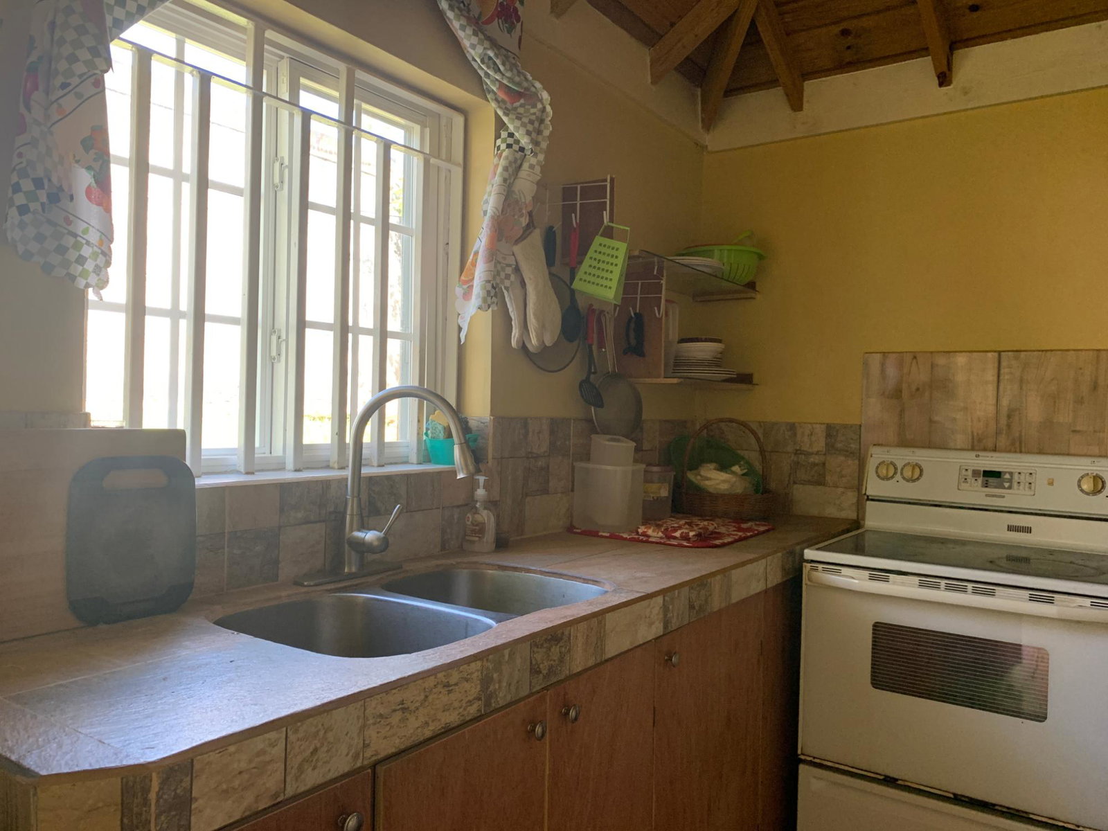 Furnished-3-Bedroom-Townhouse-for-Rent-in-Great-Pond-Ocho-Rios-St.-Ann Seventh image of 41- Seaview Heights in Great Pond, St. Ann, Jamaica - property is For Rent