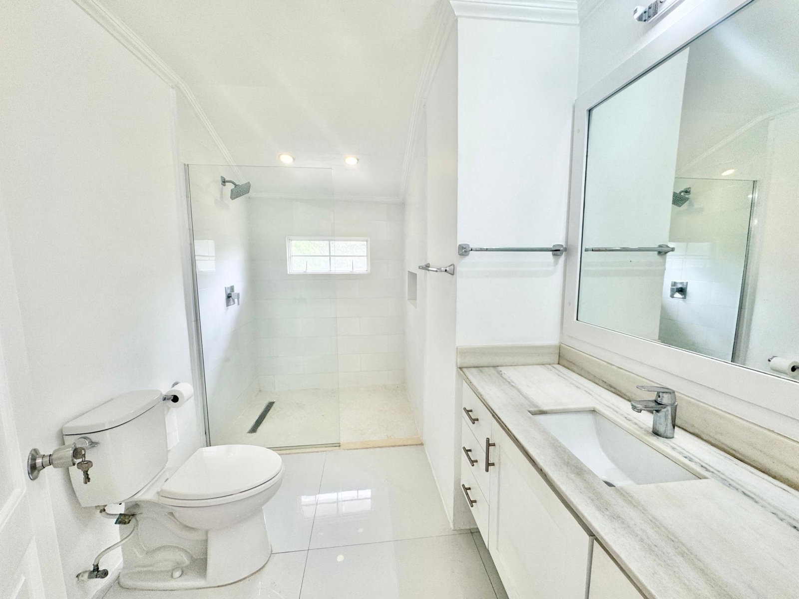 Seventeenth image of 5-4b Jacks Hill Close in Kingston 6, St. Andrew, Jamaica - property is For Rent