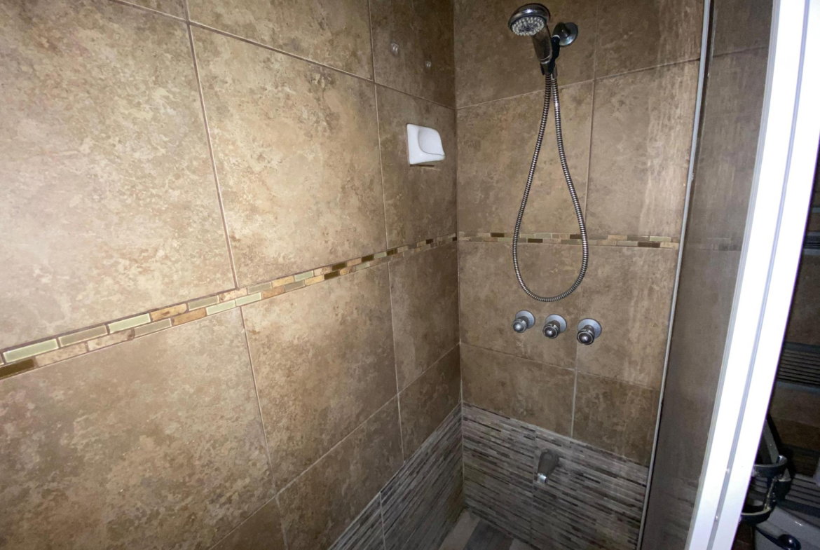 Tenth image of 306b-12-16 Oxford Road in Kingston 5, St. Andrew, Jamaica - property is For Rent