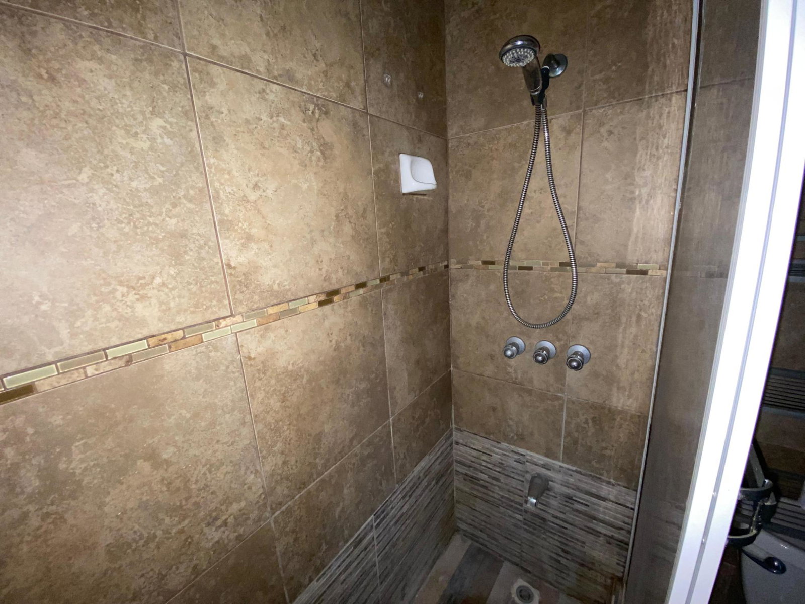 Tenth image of 306b-12-16 Oxford Road in Kingston 5, St. Andrew, Jamaica - property is For Rent