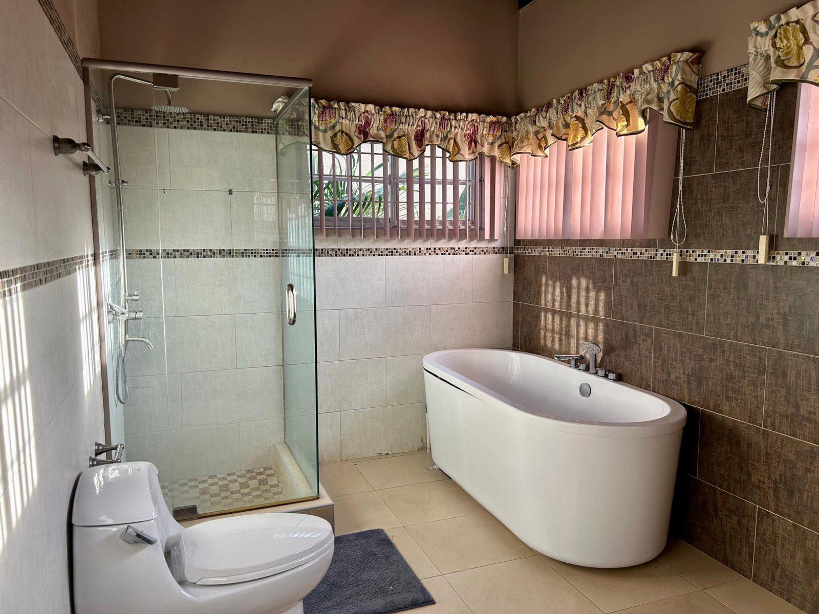 Spacious-4-Bedroom-House-for-Rent-in-East-Ingleside-Mandeville-Jamaica Fourteenth image of 4 Hoofatt dr East Ingleside in Mandeville, Manchester, Jamaica - property is For Rent