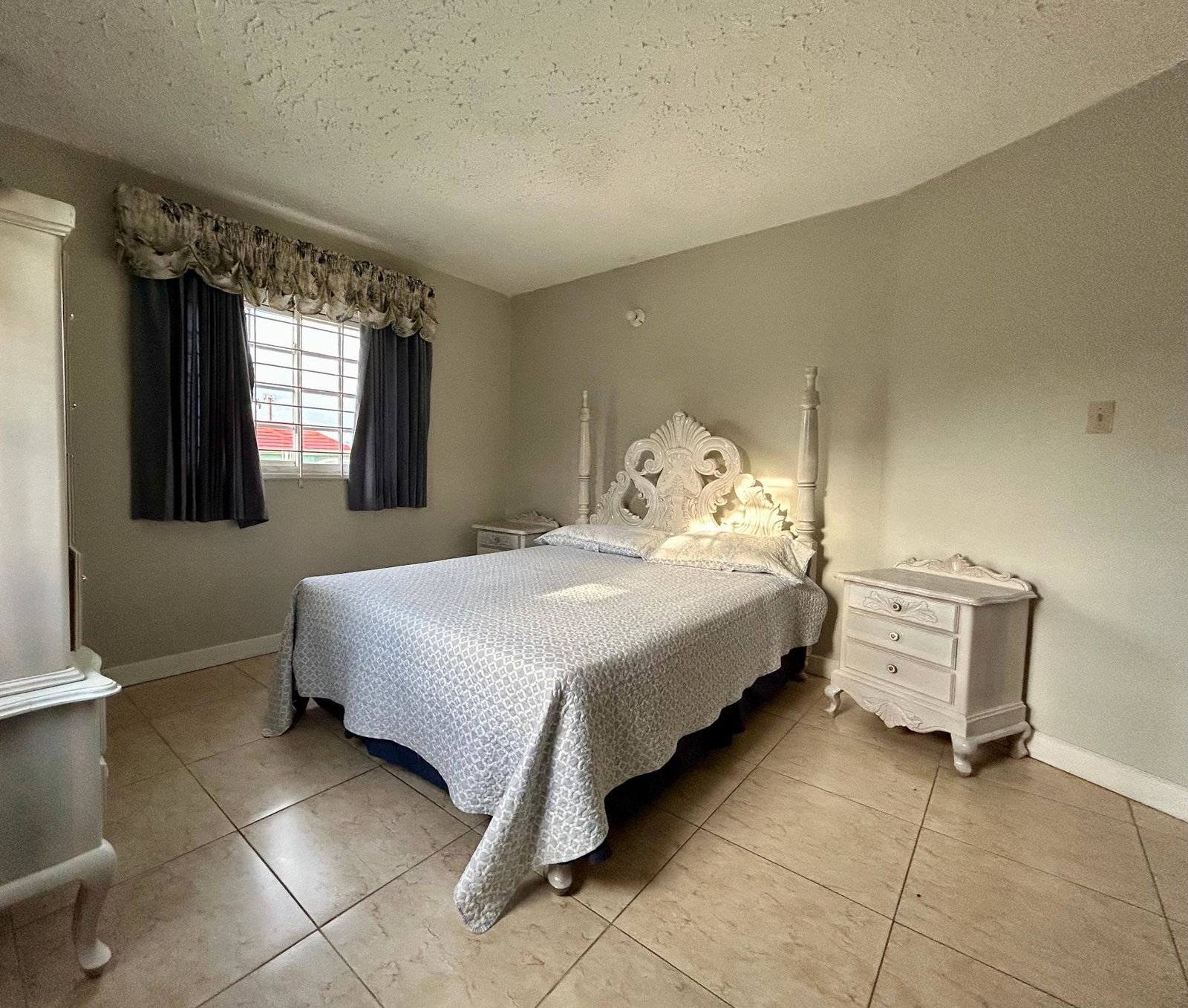 Spacious-4-Bedroom-House-for-Rent-in-East-Ingleside-Mandeville-Jamaica Fifteenth image of 4 Hoofatt dr East Ingleside in Mandeville, Manchester, Jamaica - property is For Rent