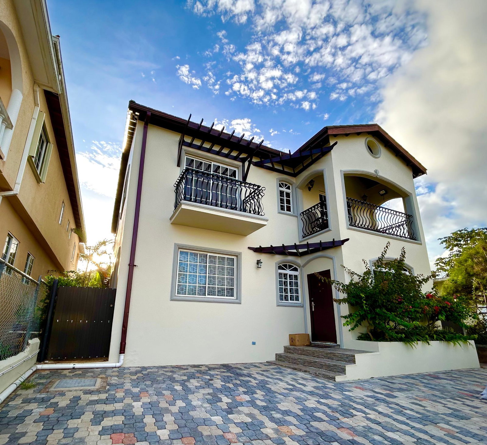 Spacious-4-Bedroom-House-for-Rent-in-East-Ingleside-Mandeville-Jamaica First image of 4 Hoofatt dr East Ingleside in Mandeville, Manchester, Jamaica - property is For Rent