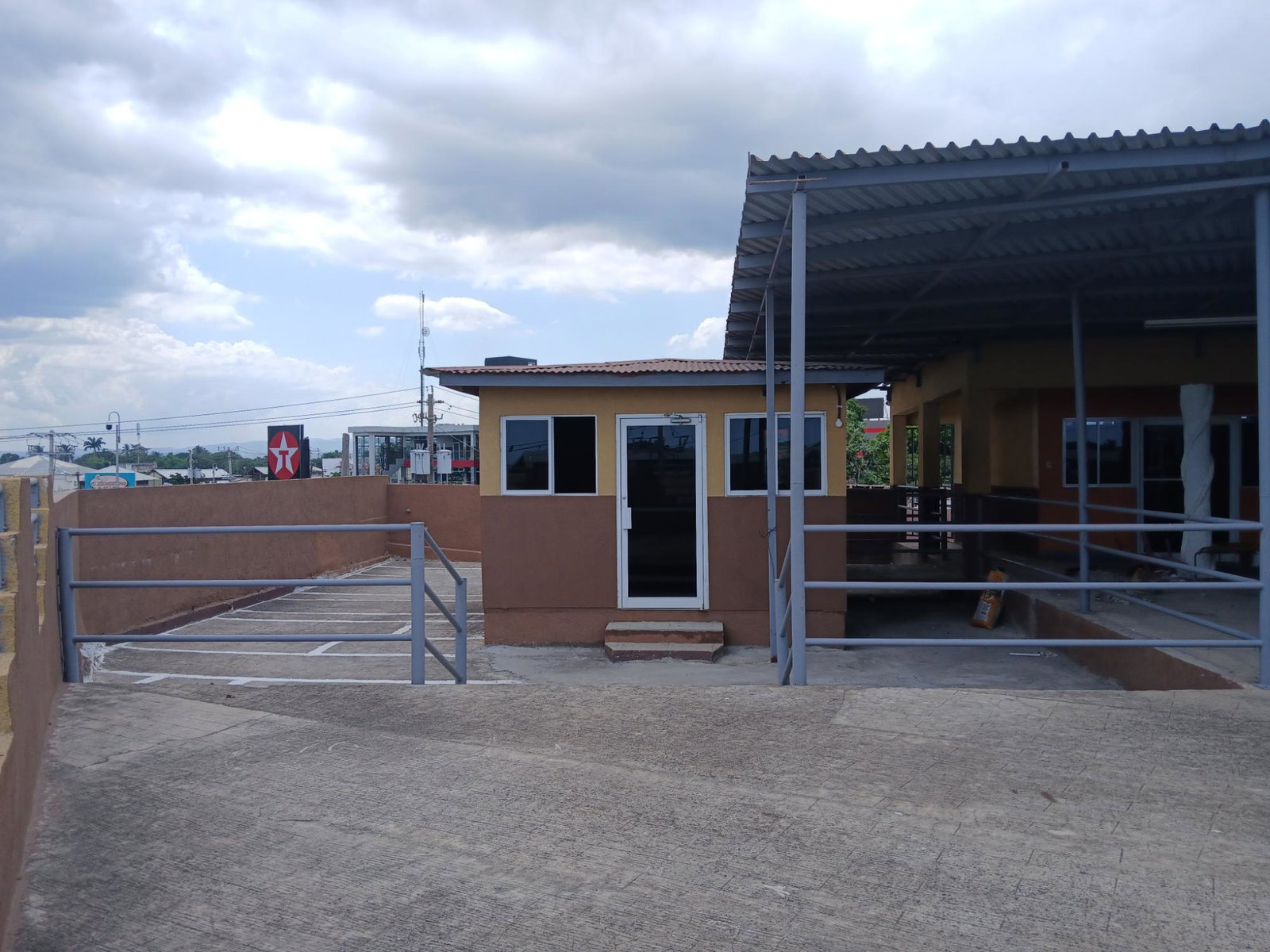 Top Floor Bar for Rent in Spanish Town, St. Catherine – 20-19 Burke Road