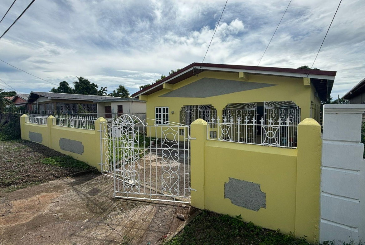 Sixth image of Circle Drive/glenmuir Hou in May Pen, Clarendon, Jamaica - property is For Rent