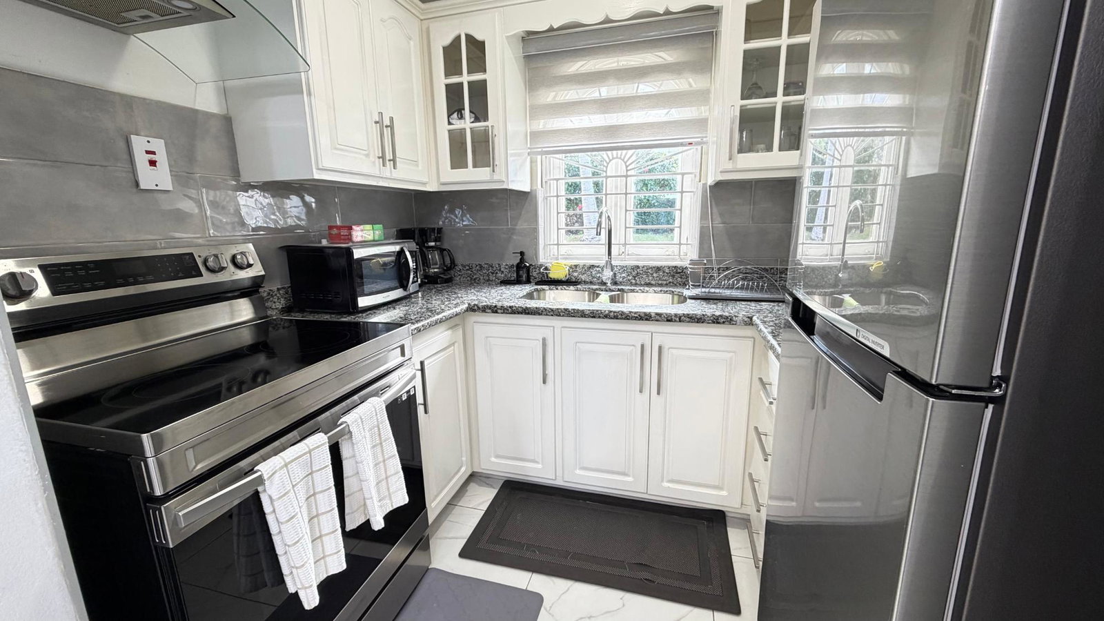 Fifth image of 8b Columbus Heights, ph 4 in Ocho Rios, St. Ann, Jamaica - property is For Rent