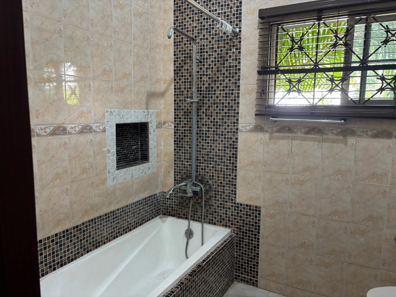 Twenty-Fourth image of 1-1a Stanmore Terrace in Kingston 19, St. Andrew, Jamaica - property is For Rent