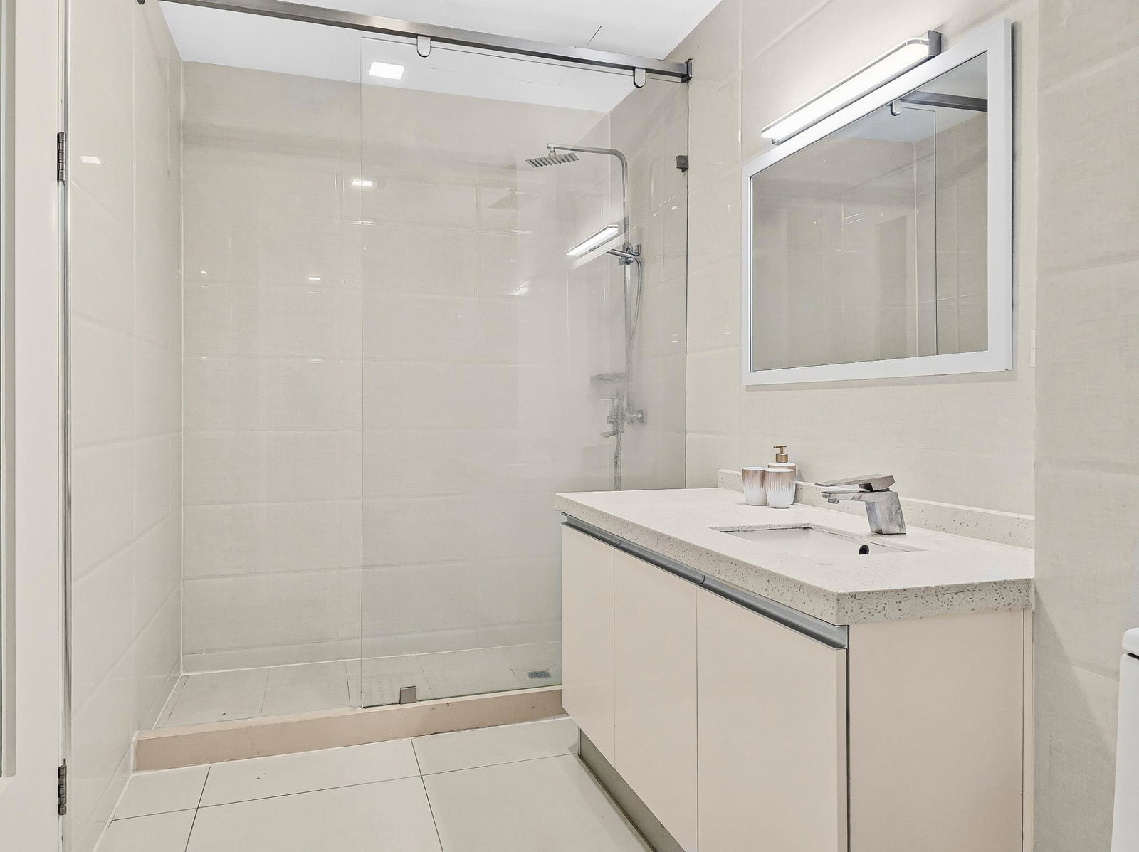 Seventeenth image of 107-20 South in Kingston 10, St. Andrew, Jamaica - property is For Rent