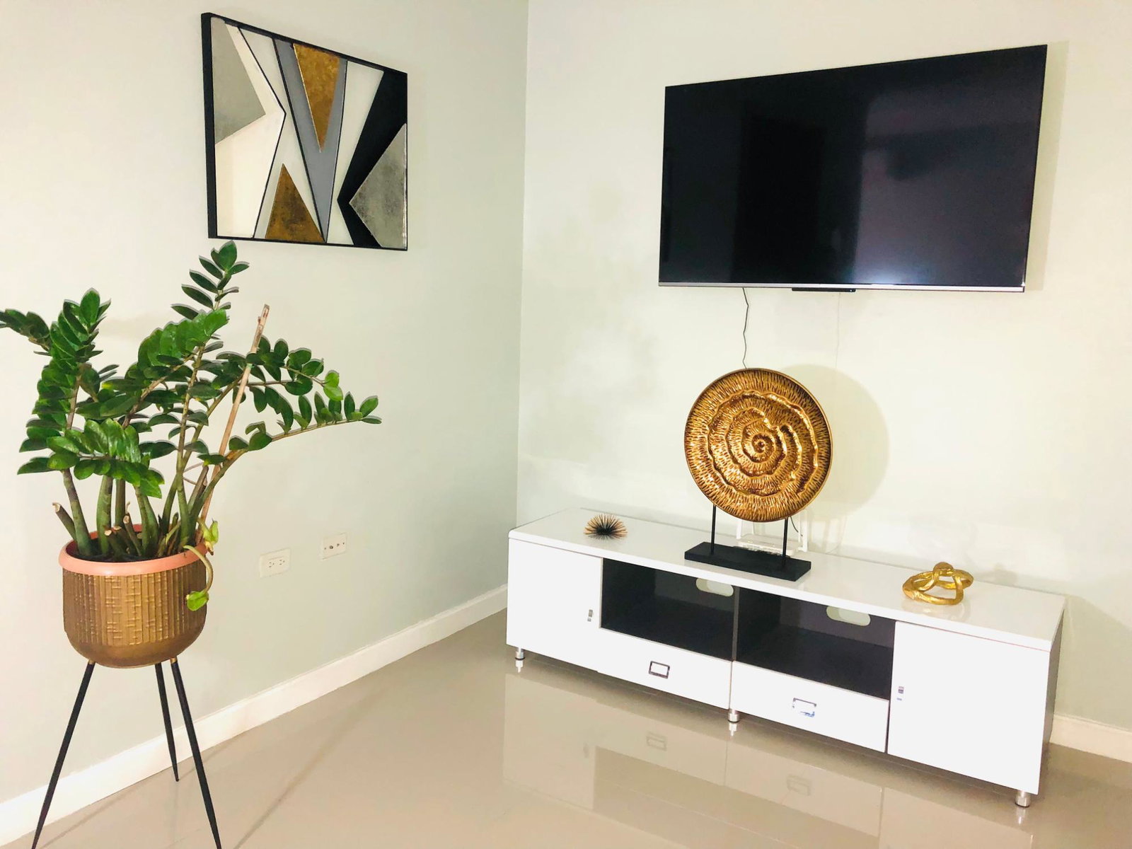 Executive-1-Bedroom-Apartment-for-Rent-on-Fairway-Avenue-Kingston-Jamaica Third image of 13-16 Fairway Avenue in Kingston 5, St. Andrew, Jamaica - property is For Rent