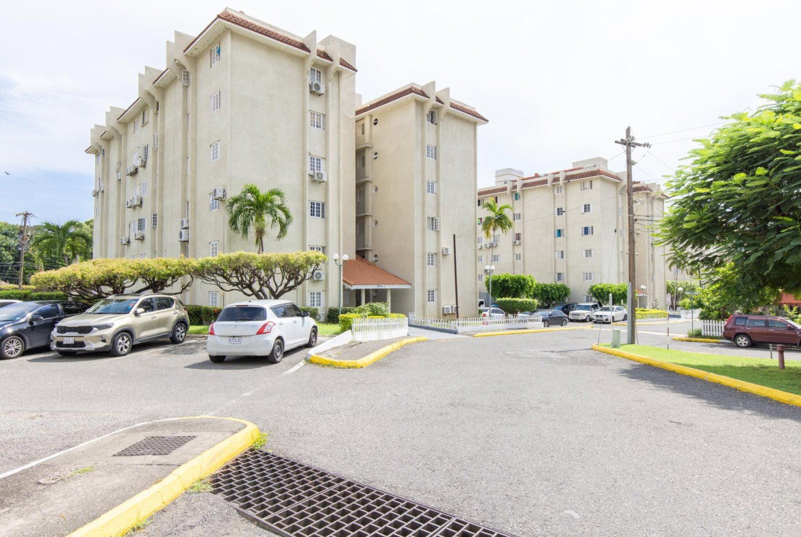 Ninth image of e 503-114 1/2 Constant Spring Road. Kgn in Kingston 8, St. Andrew, Jamaica - property is For Rent