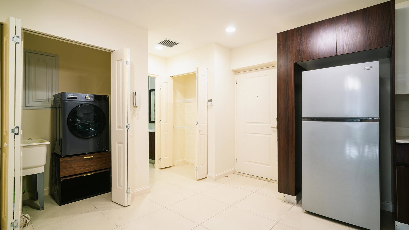 Modern-1-Bedroom-Apartment-for-Rent-at-The-Cambridge-St.-Andrew-Jamaica Fourth image of 109-21 The Cambridge in Kingston 5, St. Andrew, Jamaica - property is For Rent