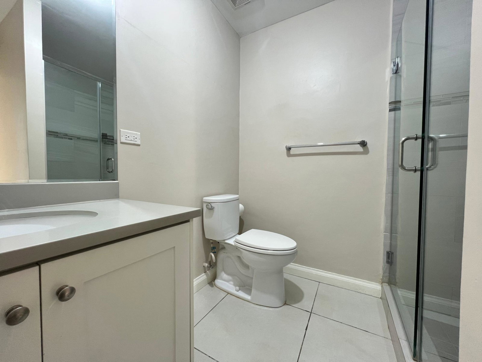 Sixth image of 212- 2 6 Comlin Bank Road in Kingston 5, St. Andrew, Jamaica - property is For Rent