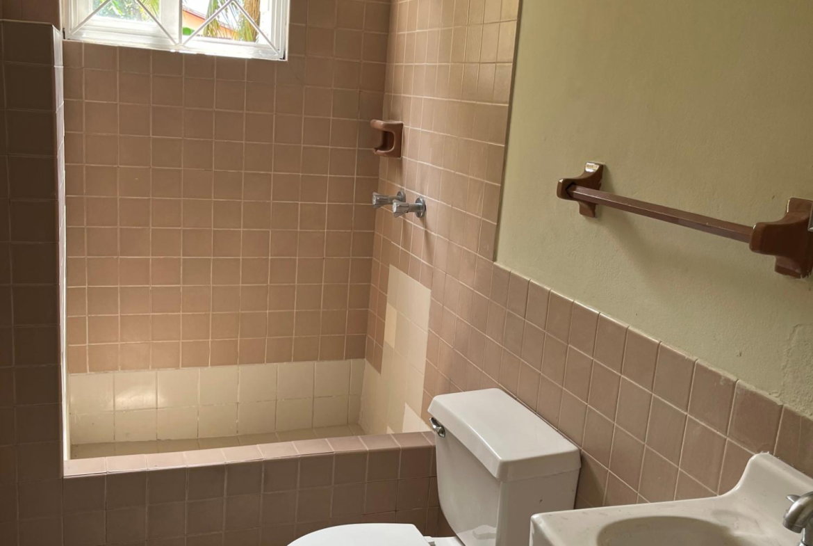 Eleventh image of Apt C-1a Bridgemount Heights, King in Kingston 8, St. Andrew, Jamaica - property is For Rent