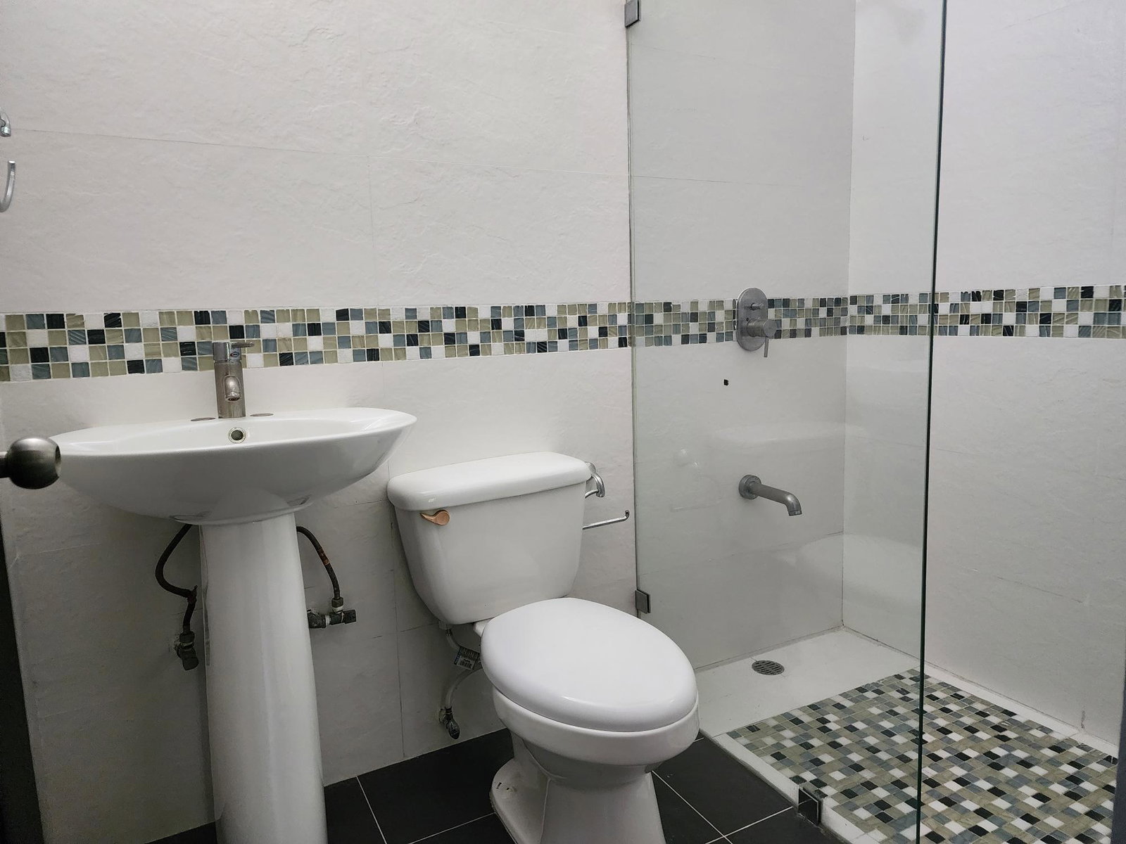 3-Bedroom-Apartment-for-Rent-at-7-Earls-Court-St.-Andrew-Jamaica Thirteenth image of 7 Earls Court in Kingston 8, St. Andrew, Jamaica - property is For Rent