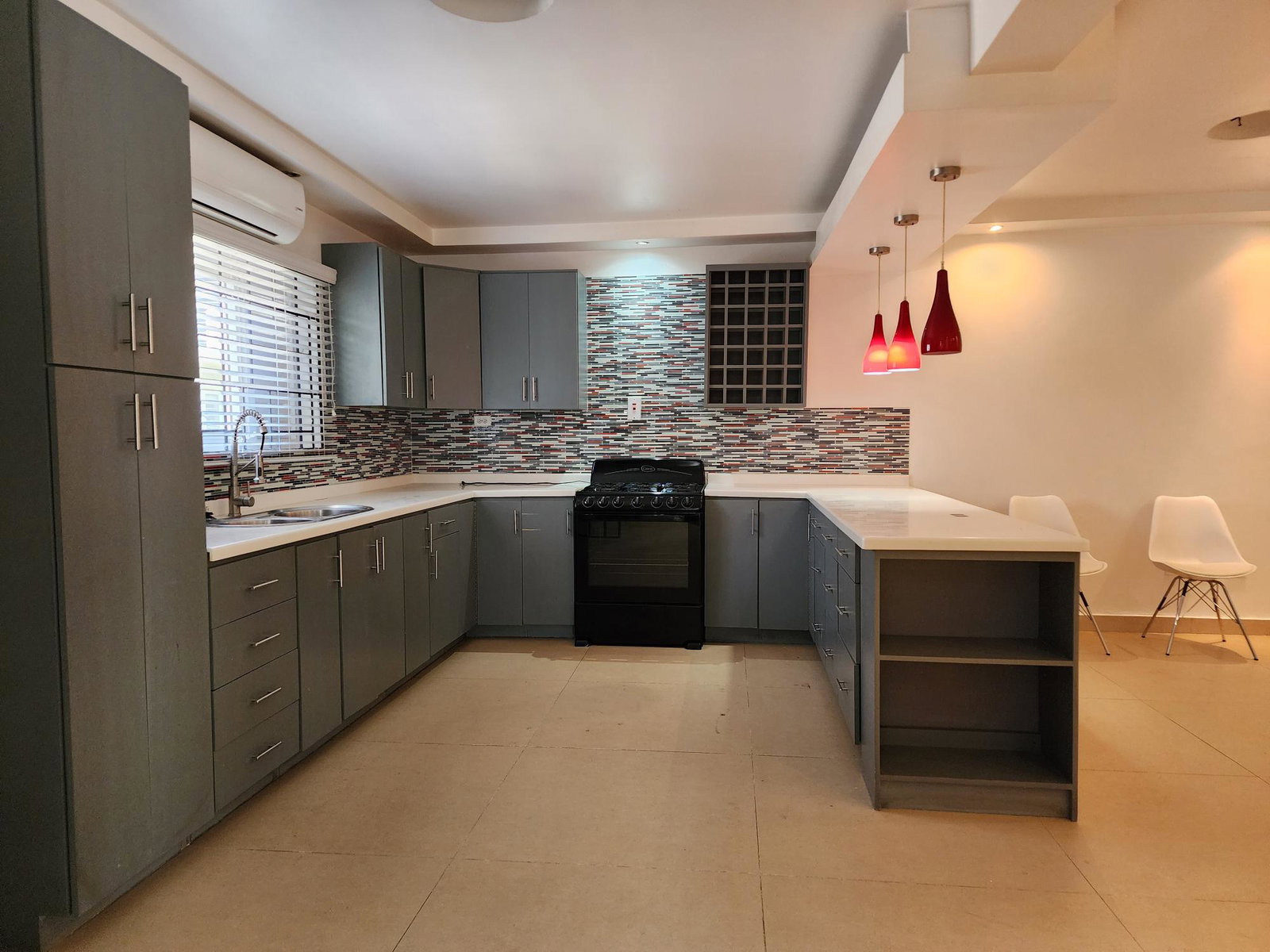 3-Bedroom-Apartment-for-Rent-at-7-Earls-Court-St.-Andrew-Jamaica Seventh image of 7 Earls Court in Kingston 8, St. Andrew, Jamaica - property is For Rent