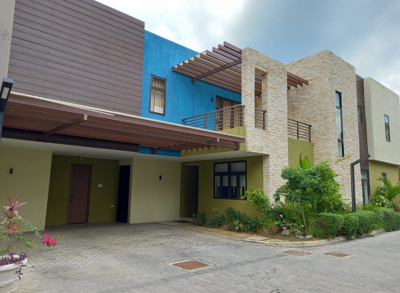 Luxury-4-Bedroom-Townhouse-for-Rent-on-Salisbury-Avenue-Kingston-Jamaica Second image of 1-5 Salisbury Avenue in Kingston 6, St. Andrew, Jamaica - property is For Rent