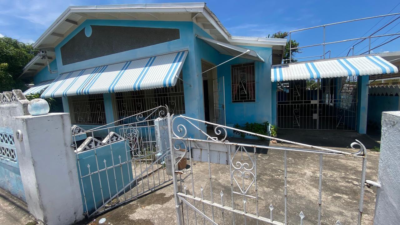 Charming-5-Bedroom-House-for-Sale-on-Upper-Mall-Road-Kingston-St.-Andrew Second image of 17 Upper Mall Road in Kingston 11, St. Andrew, Jamaica - property is For Sale