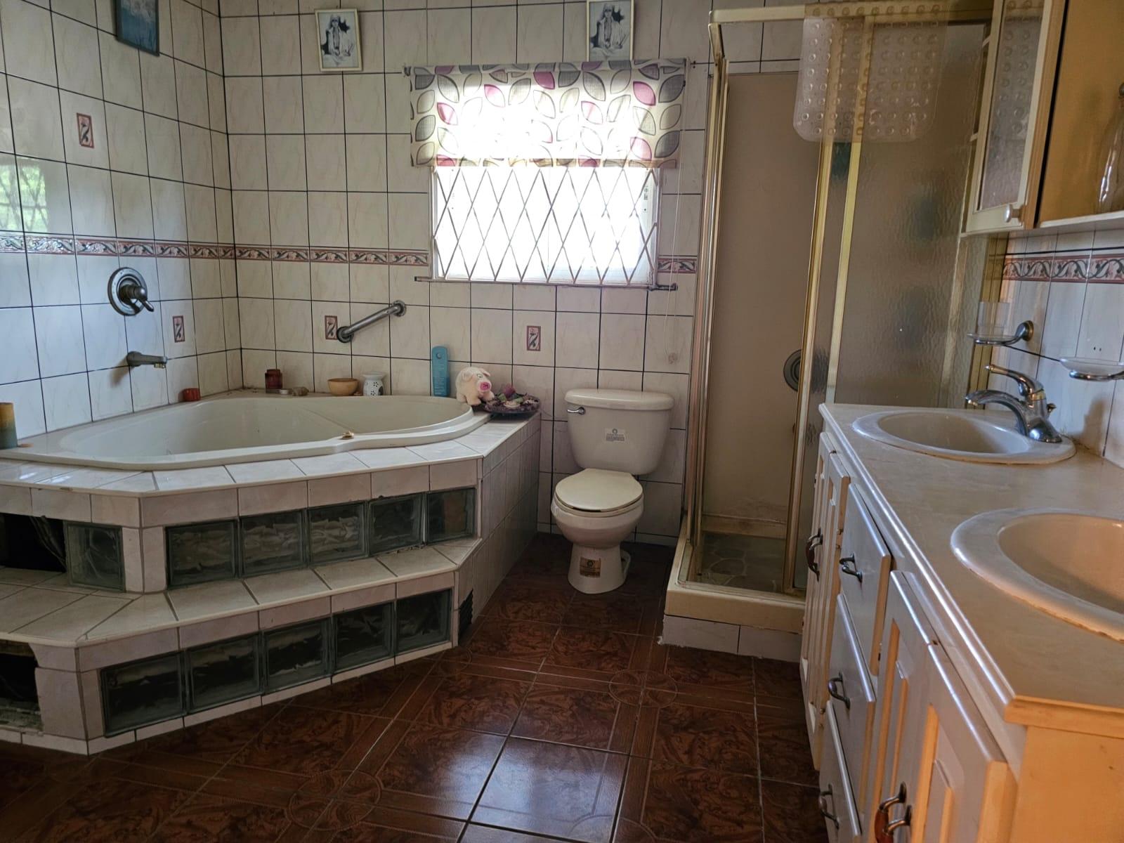 Tenth image of Scotts Crescent in Green Park, Clarendon, Jamaica - property is For Sale