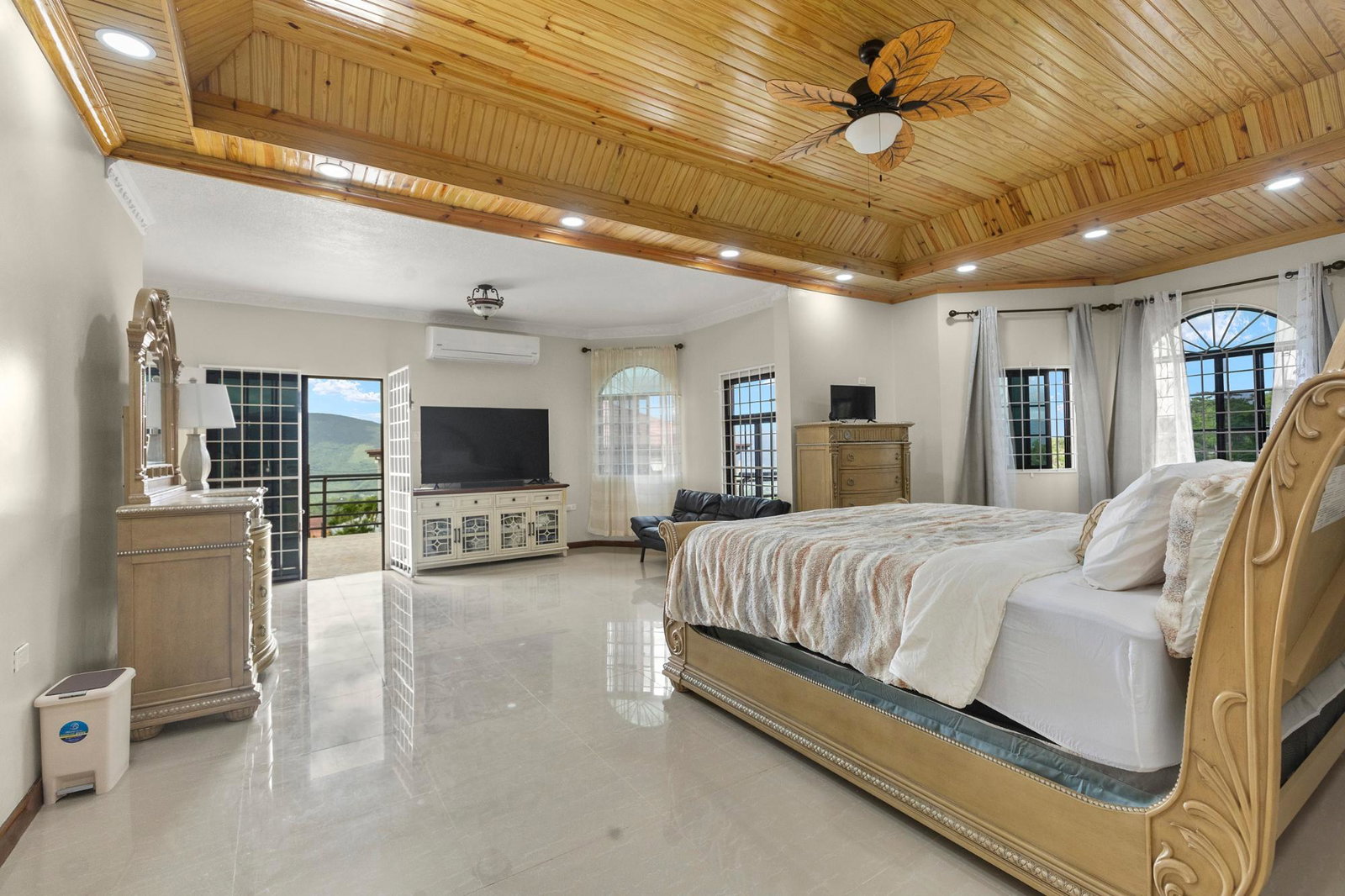 Luxury-6-Bedroom-House-for-Sale-in-Ingleside-Battersea-Mandeville-Jamaica Sixteenth image of 14 Ingleside, Battersea Mand in Battersea, Manchester, Jamaica - property is For Sale