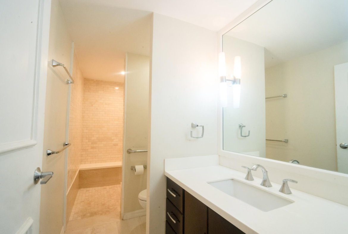 Seventh image of 4e-1 Manor Park Drive in Kingston 8, St. Andrew, Jamaica - property is For Sale