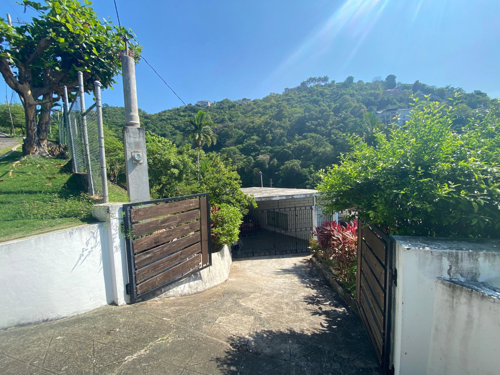 Spacious-5-Bedroom-House-for-Sale-at-6-Ridge-Terrace-St.-Andrew-Jamaica Second image of 6 Ridge Terrace in Kingston 8, St. Andrew, Jamaica - property is For Sale